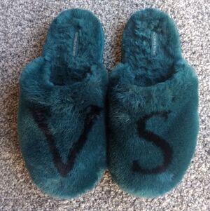 Victoria’s Secret Emerald Green Faux Fur Monogram Slippers – Size Large (9-10)